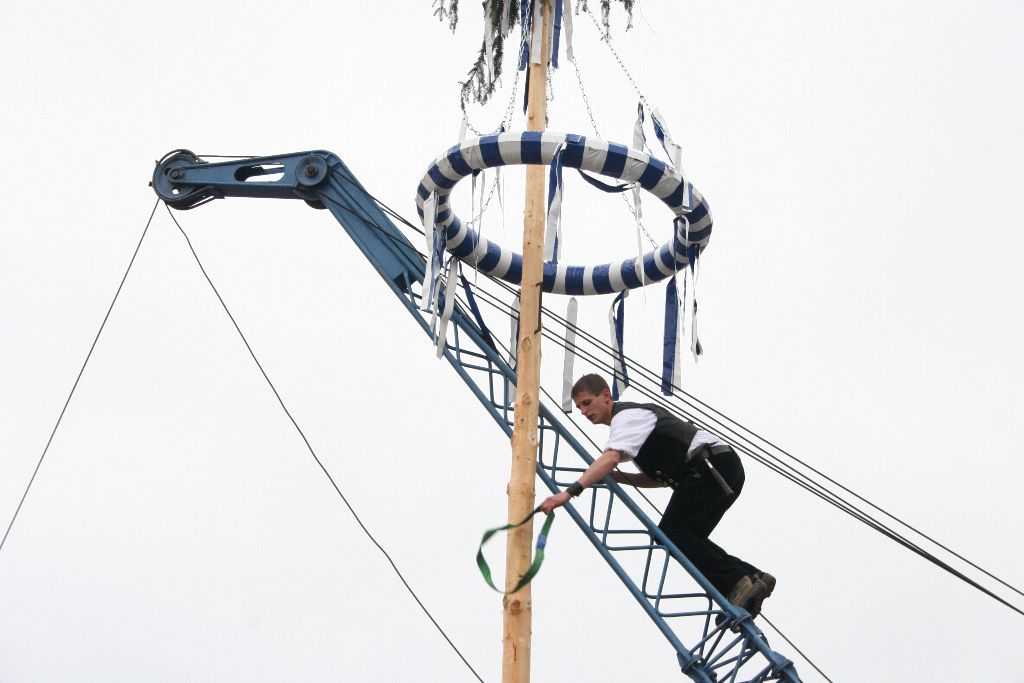 Tanz vor dem Maibaum